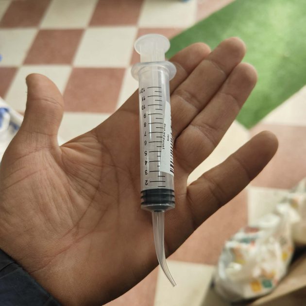 إبرة التغذية اليدوية